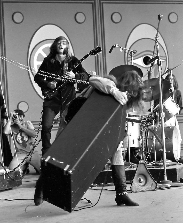 Janis Joplin throwing to the ground an amplifier (1967 Monterey Festival).jpg