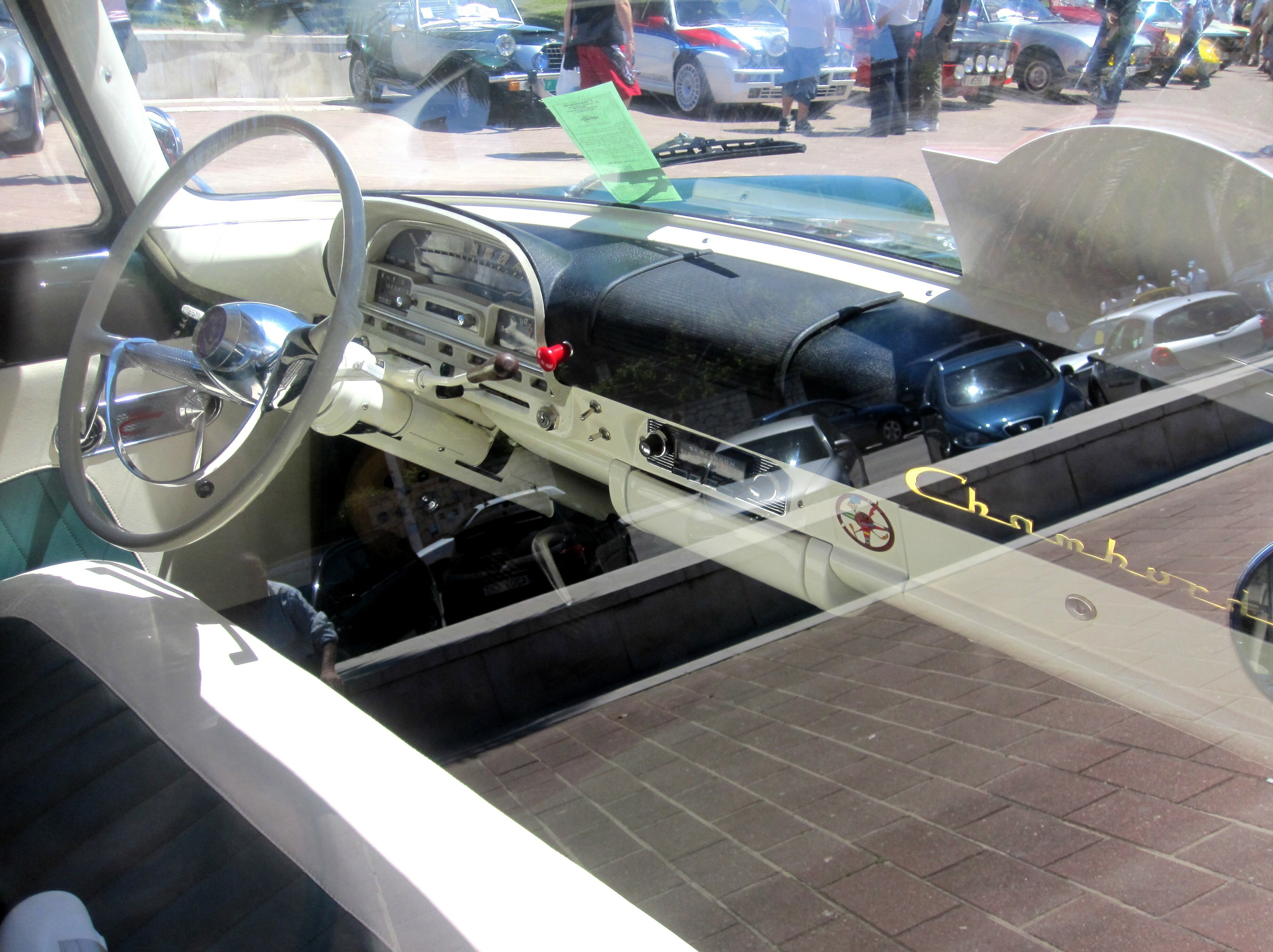 Simca_Chambord_Interior_(4636702234).jpg