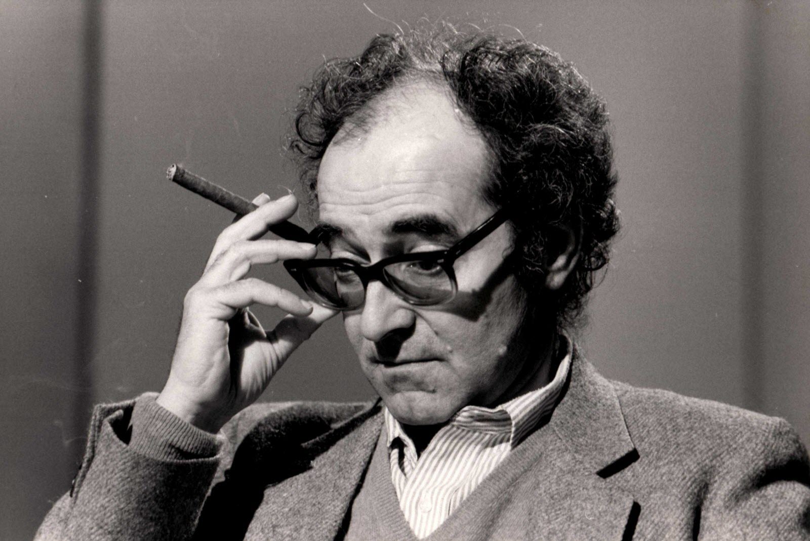 jean-luc-godard-et-son-eternel-cigare-a-l-emission-7-sur-7-sur-tf1-en-1983-photo-sipa-michel-ginies-1663066484.jpg